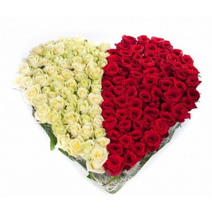 Цветы в коробке в форме сердца Композиция в виде сердца из красных белых роз "Теперь мы вместе"